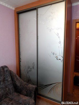 Шкаф-купе трехдверный с матовым стеклом встроенный на заказ .