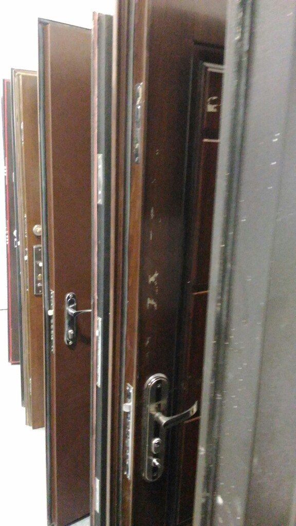 Дверь б у челябинск. Металлические двери в Подольске. Б У двери входные металлические. Двери железные входные б/у. Дверь железная бу.