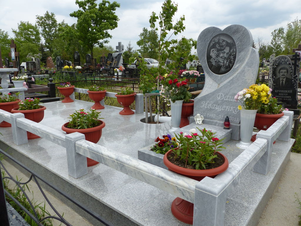 Фото памятников на кладбище из мрамора