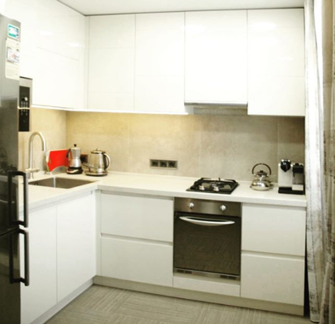 Кухонный гарнитур (белый) в малогабаритную квартиру на заказ